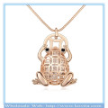 Hot sale 18k gold crystal in hollow alloy frog shape sweater necklace